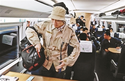 中关村IT男每天乘京津高铁上班 每月车费2600元